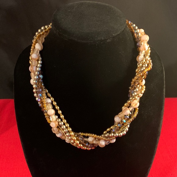 Jewelry - Elegant Gold and Cream Beaded Necklace